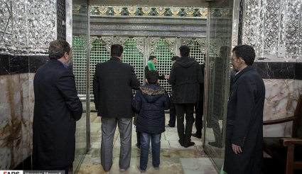 تصاویر/ غبار روبی ظریح مطهر حضرت عبدالعظیم حسنی (ع)
