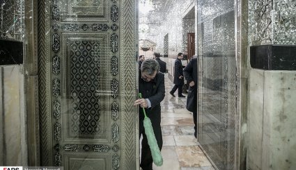 تصاویر/ غبار روبی ظریح مطهر حضرت عبدالعظیم حسنی (ع)
