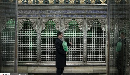 تصاویر/ غبار روبی ظریح مطهر حضرت عبدالعظیم حسنی (ع)
