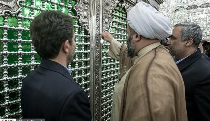 تصاویر/ غبار روبی ظریح مطهر حضرت عبدالعظیم حسنی (ع)
