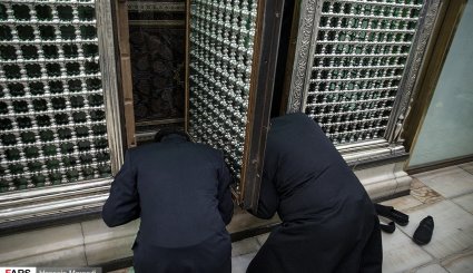 تصاویر/ غبار روبی ظریح مطهر حضرت عبدالعظیم حسنی (ع)
