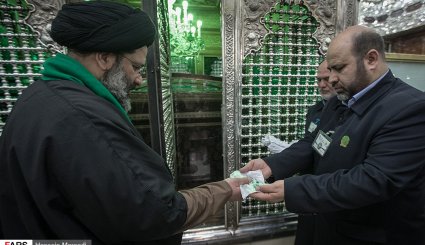 تصاویر/ غبار روبی ظریح مطهر حضرت عبدالعظیم حسنی (ع)
