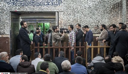 تصاویر/ غبار روبی ظریح مطهر حضرت عبدالعظیم حسنی (ع)
