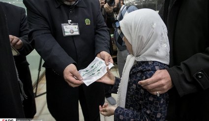تصاویر/ غبار روبی ظریح مطهر حضرت عبدالعظیم حسنی (ع)
