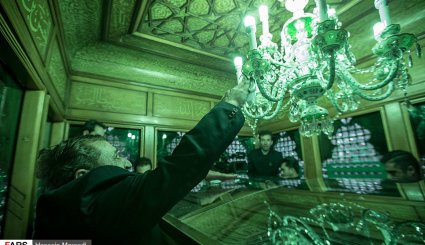 تصاویر/ غبار روبی ظریح مطهر حضرت عبدالعظیم حسنی (ع)
