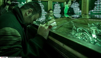تصاویر/ غبار روبی ظریح مطهر حضرت عبدالعظیم حسنی (ع)
