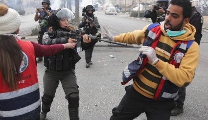 حمله سربازان اسرائیلی به امدادگران