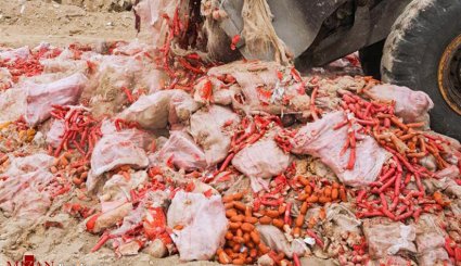 تصاویر/ کشف ۲۳ تن سوسیس و کالباس تاریخ مصرف گذشته در اراک
