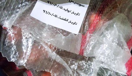 تصاویر/ کشف ۲۳ تن سوسیس و کالباس تاریخ مصرف گذشته در اراک
