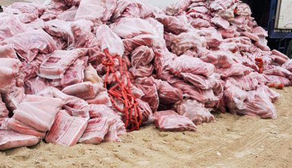 تصاویر/ کشف ۲۳ تن سوسیس و کالباس تاریخ مصرف گذشته در اراک
