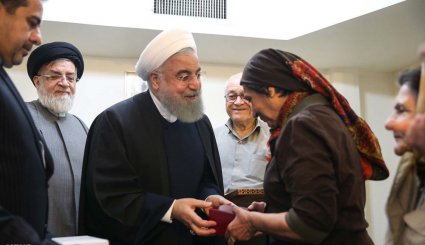 دیدار رئیس جمهور با خانواده شهید ادوین شاهمیریان
