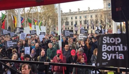 تظاهرات ضد جنگ در مقابل پارلمان انگلیس؛ «بمباران سوریه را متوقف کنید»+تصاویر