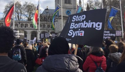 تظاهرات ضد جنگ در مقابل پارلمان انگلیس؛ «بمباران سوریه را متوقف کنید»+تصاویر