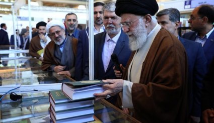 بازدید رهبر معظم انقلاب از سی‌ویکمین نمایشگاه کتاب تهران + تصاویر