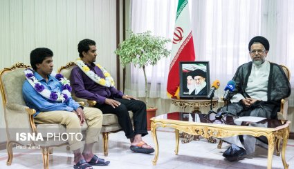 عکس/ دیدار وزیر اطلاعات با چهار ملوان آزادشده از دست دزدان دریایی سومالی