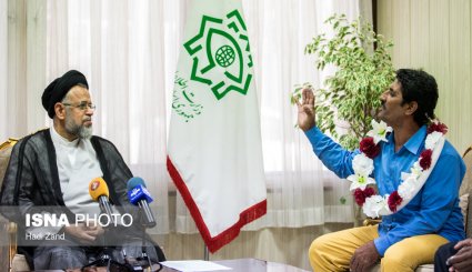 عکس/ دیدار وزیر اطلاعات با چهار ملوان آزادشده از دست دزدان دریایی سومالی