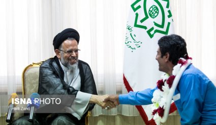 عکس/ دیدار وزیر اطلاعات با چهار ملوان آزادشده از دست دزدان دریایی سومالی