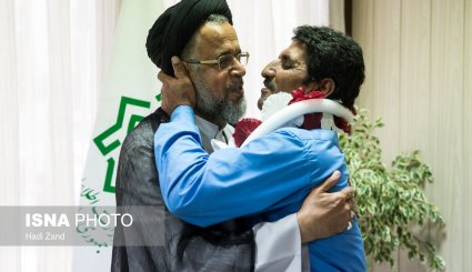 عکس/ دیدار وزیر اطلاعات با چهار ملوان آزادشده از دست دزدان دریایی سومالی