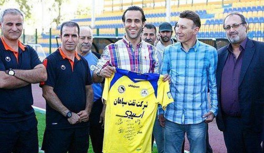 علی کریمی مقابل پرسپولیس روی نمیکت نمی‌نشیند؟!