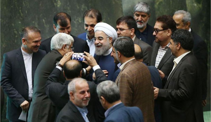 چه کسانی روحانی را در جلسه بررسی صلاحیت وزرای پیشنهادی همراهی کردند؟