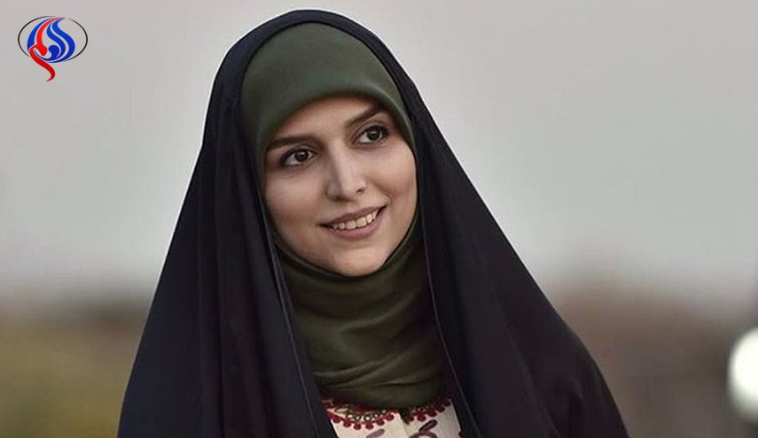 برخورد قاطع خانم مجری با یک مزاحم + عکس