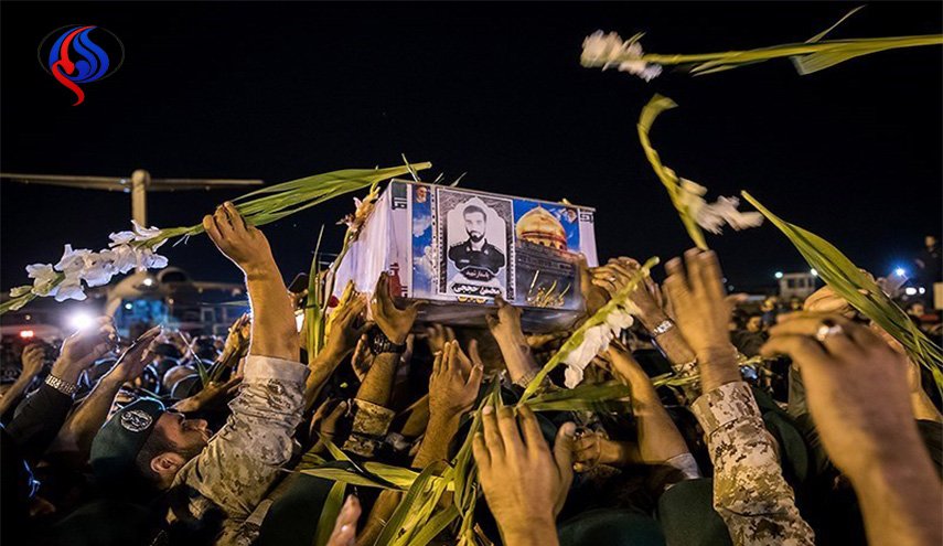 فرزند شهید حججی مقابل تابوت پدر