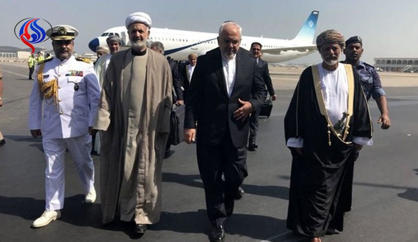 ظریف با استقبال رسمی همتای عمانی وارد مسقط شد