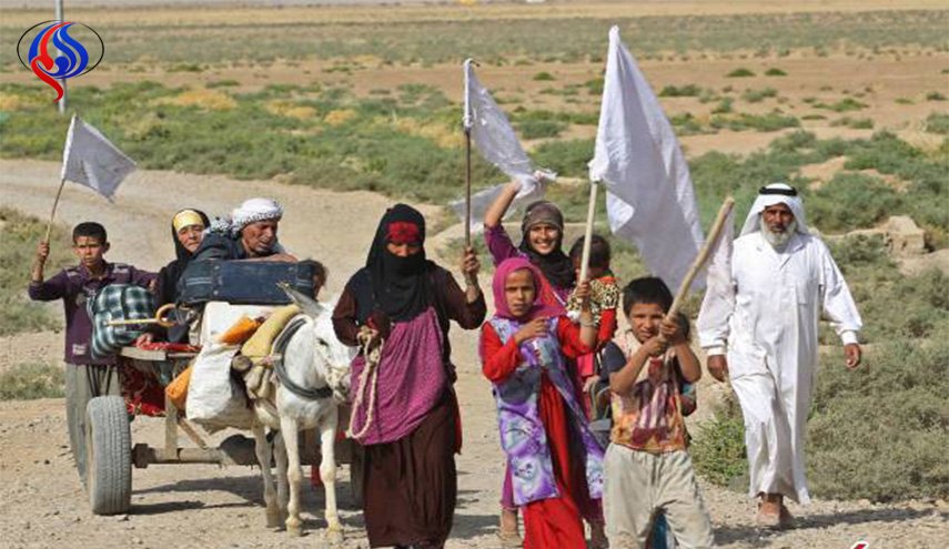تصویر/ فرار یک خانواده از دست داعش با پرچم سفید