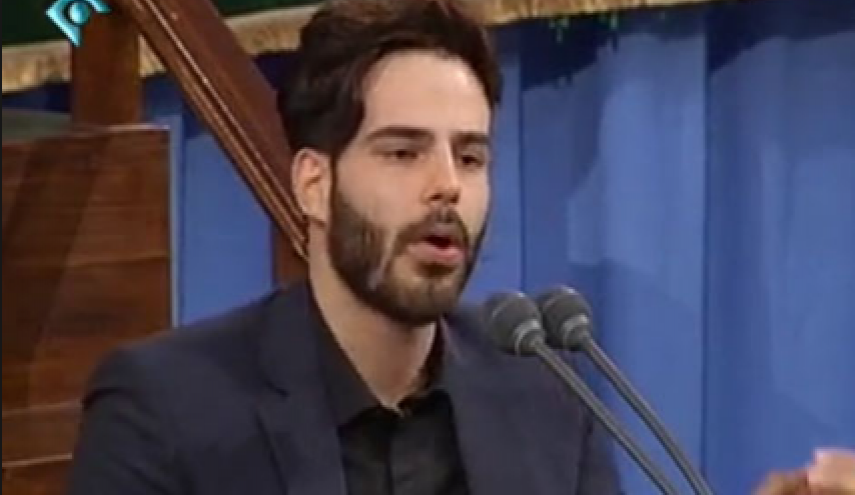 مصاحبه با خواننده پاپی که در بیت رهبری مداحی کرد