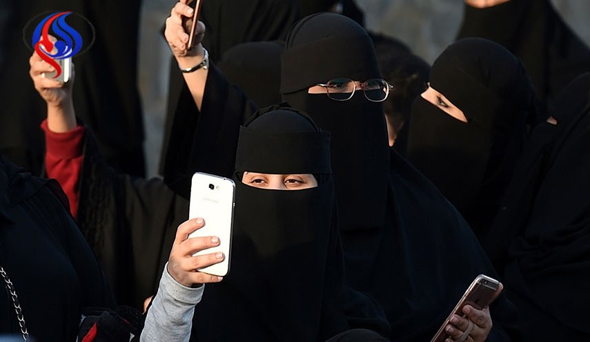 سجال واسع في السعودية بسبب قانونية تفتيش محادثات “واتس آب”
