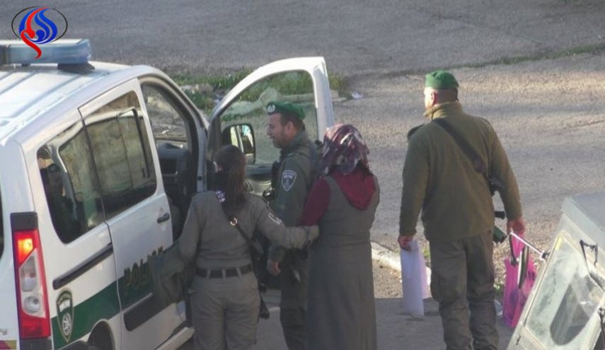 الاحتلال يعتقل طفلاً وامرأة في الخليل بالضفة الغربية 