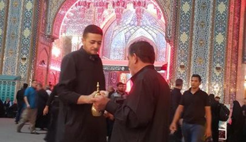 توزيع القهوة لزوارالامام الحسين عليه السلام 