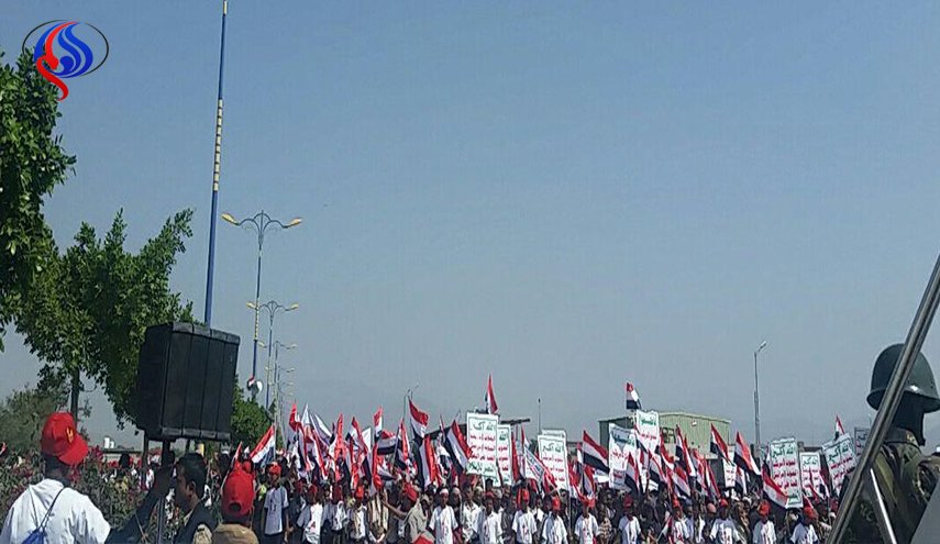 حشود غفيرة في تعز، تحتفل بذكرى الثورة ضد الاستعمار البريطاني