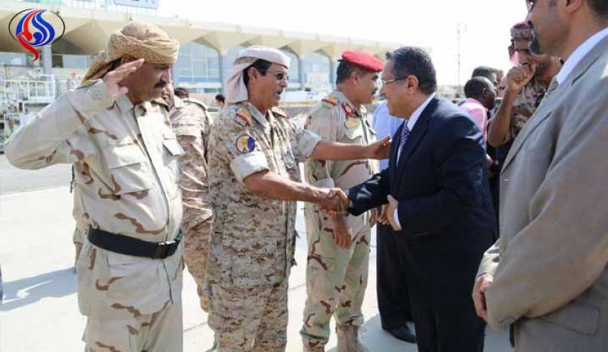 من استهدف موكب رئيس وزراء حكومة المستقيل هادي في عدن؟