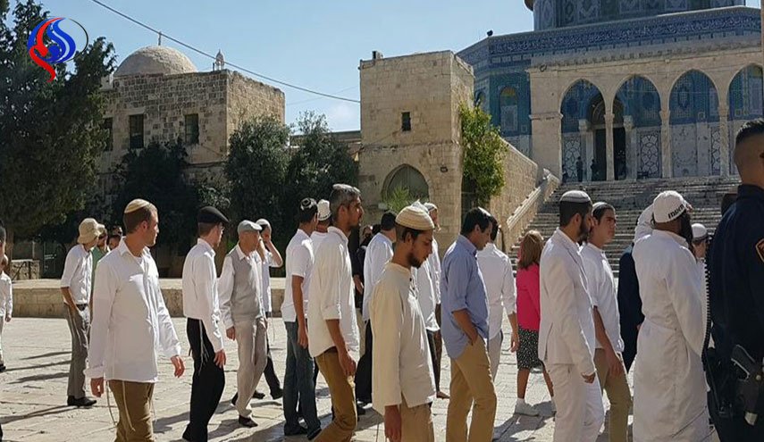 عشرات المستوطنين يقتحمون باحات الأقصى
