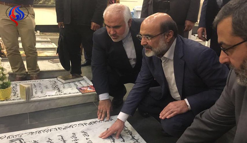 بالصور.. رئیس الاذاعة والتلفزيون الايراني عند ضريح الشهيد عماد مغنية