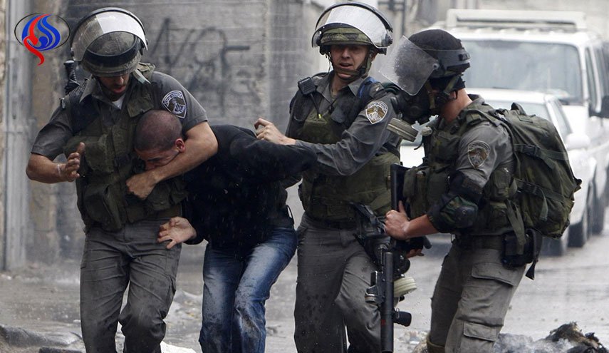 قوات الاحتلال تعتقل فلسطينيين اثنين في غزة بزعم اجتياز السياج الحدودي 

