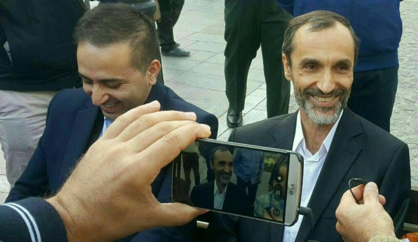 وسایل متفاوت حمل پرونده توسط بقایی؛ از زنبیل قرمز تا کیسه تبلیغاتی! + تصاویر