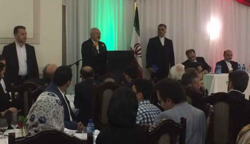 ظریف: تصریحات ترامب البذیئة لن تؤثر ذرة في شموخ الشعب الایراني