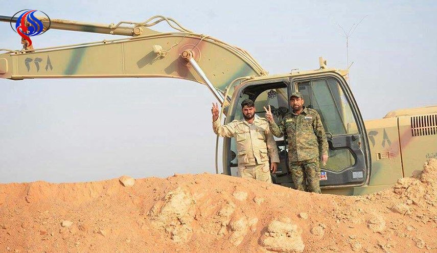 شاهد..سواتر الحشد الشعبي تسد طریق سوريا علی الارهابيين