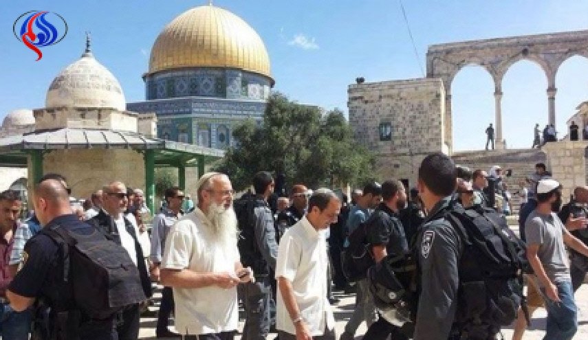 مستوطنون يقتحمون الأقصى تحت حماية قوات الاحتلال