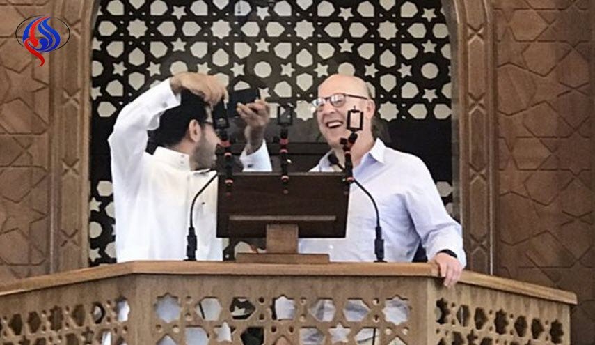 صور/مالك فريق مانشيستر يونايتد اليهودي يعتلي منبر مسجد بالرياض!