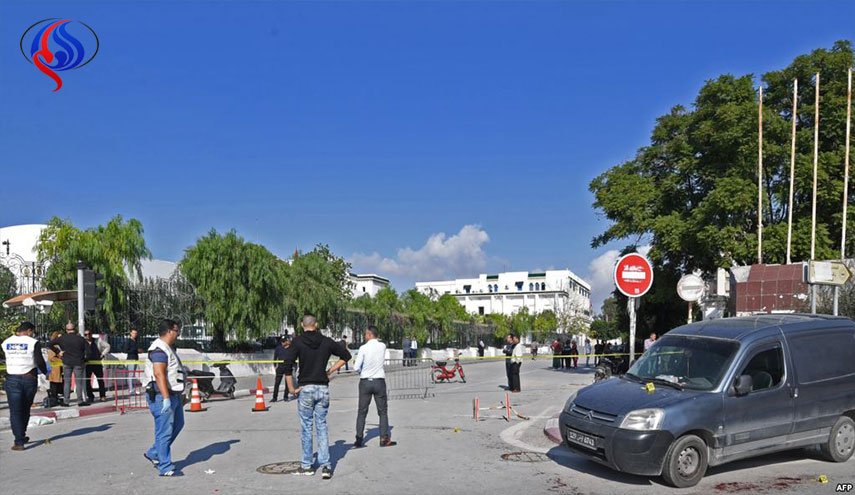 وفاة شرطي متأثرا بجراحه بعد طعنه أمام برلمان تونس