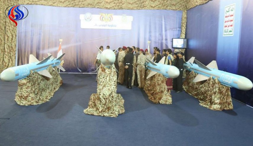 بالصور/ الجيش اليمني يعرض صاروخا جديدا محلي الصنع