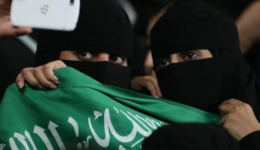 بالأصفر والأزرق... عباءات نسائية في الطريق إلى منصات التشجيع في الملاعب السعودية 