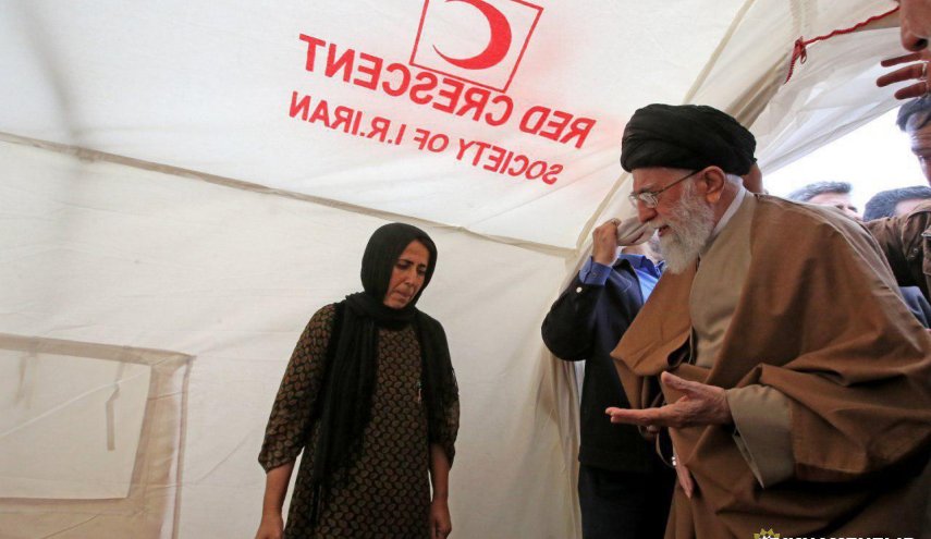 حضور رهبر انقلاب در چادرهای اسکان زلزله‌زدگان در روستای کوئیک کرمانشاه
