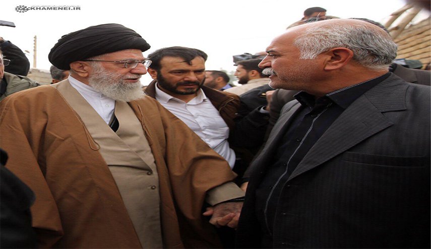 گفتگوی رهبر انقلاب با یکی از حادثه‌دیدگان روستای قلعه‌ی بهادری کرمانشاه