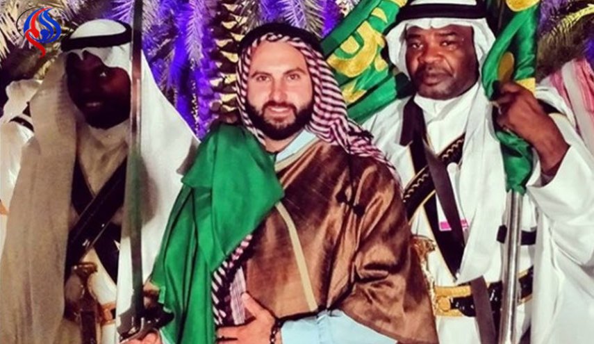 شاهد.. يهودي إسرائيلي ينشر صورا له من داخل المسجد النبوي!!