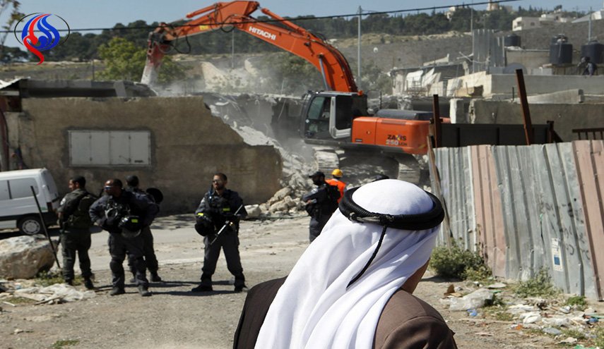 بالصور.. أطفال عائلة فلسطينية يبحثون عن منزلهم