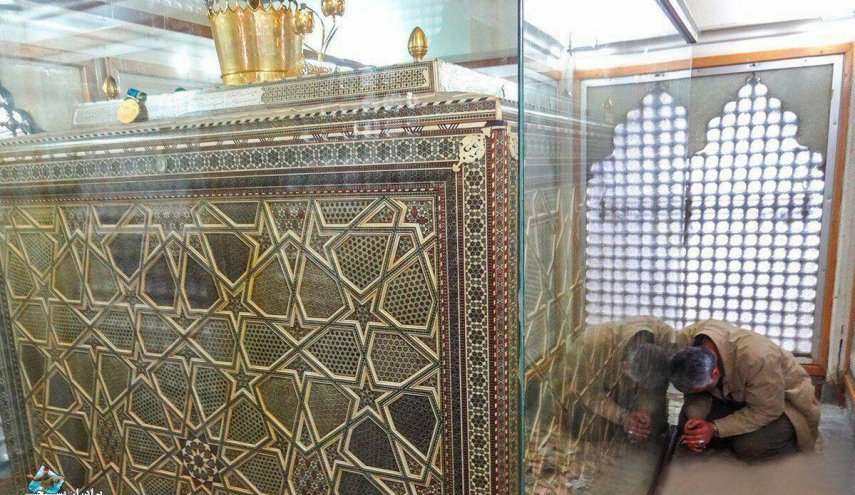 تصویری دیده نشده ازسردار حاج قاسم سلیمانی در ضریح مطهر حضرت زینب (س)
